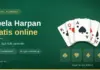 Spela Harpan gratis online – regler, tips och varianter Grafik med rubriken "Spela Harpan gratis online" mot en grön spelduk, med en solfjäder av spelkort och fyra tomma grundhögar för spader, hjärter, ruter och klöver.