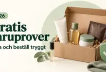 Gratis varuprover – så hittar och beställer du kostnadsfria prover 2026 En öppen kartong med små produktprover och en grön sköld med bock bredvid texten ”Gratis varuprover – Hitta och beställ tryggt” och årtalet 2026.