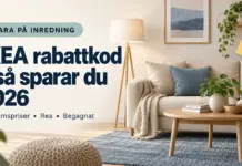IKEA rabattkod – så sänker du priset på möbler och inredning 2026 Illustration med soffa, soffbord och prislappar samt text om att spara på IKEA genom medlemspriser, rea och begagnat 2026.