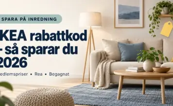 IKEA rabattkod – så sänker du priset på möbler och inredning 2026 Illustration med soffa, soffbord och prislappar samt text om att spara på IKEA genom medlemspriser, rea och begagnat 2026.